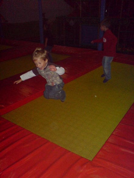 Göd mit Niko auf dem Spielplatz - 