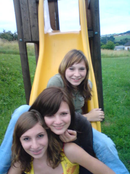 FrIeNdZzz..AnD iiii...UnD fUnCouRt..=) - 