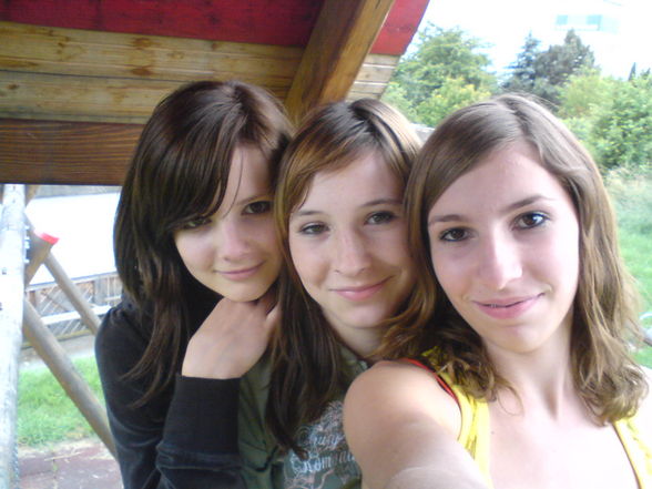 FrIeNdZzz..AnD iiii...UnD fUnCouRt..=) - 