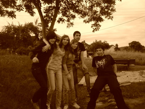 FrIeNdZzz..AnD iiii...UnD fUnCouRt..=) - 