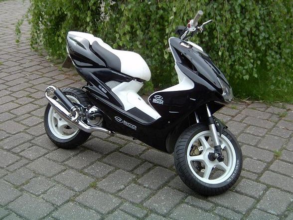 SCOOTER UND KAWASAKI - 