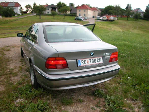 BMW 528i - 