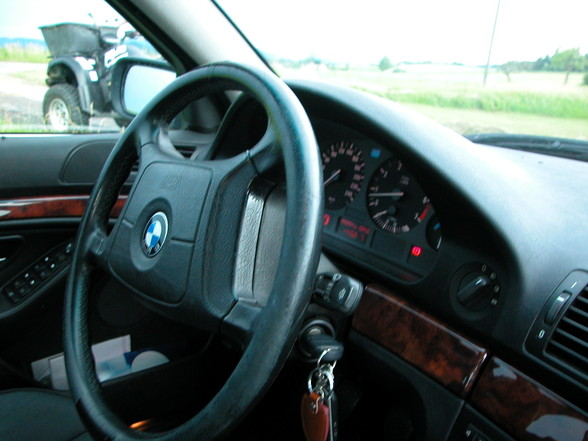 BMW 528i - 