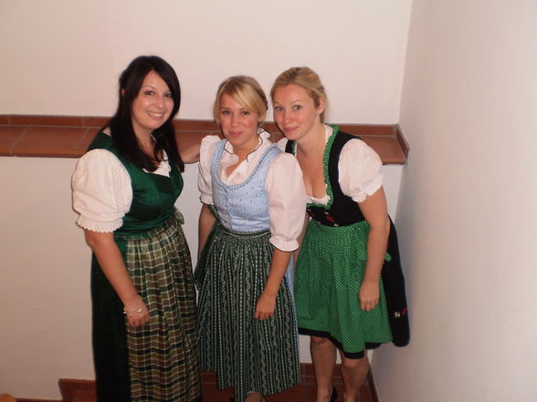 dirndln im dirndl - 