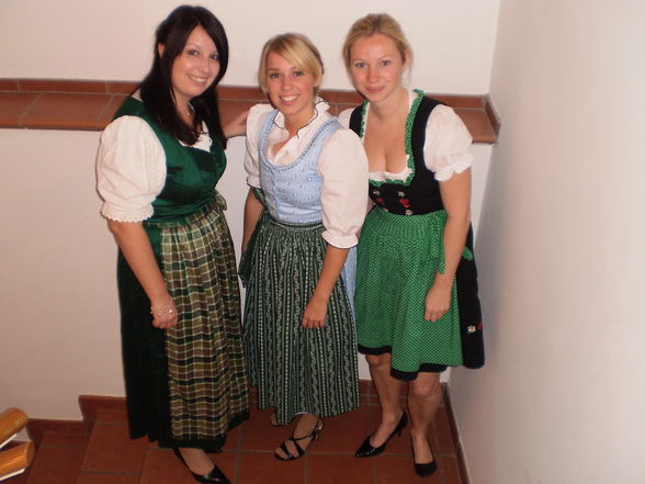 dirndln im dirndl - 