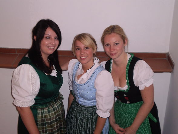 dirndln im dirndl - 