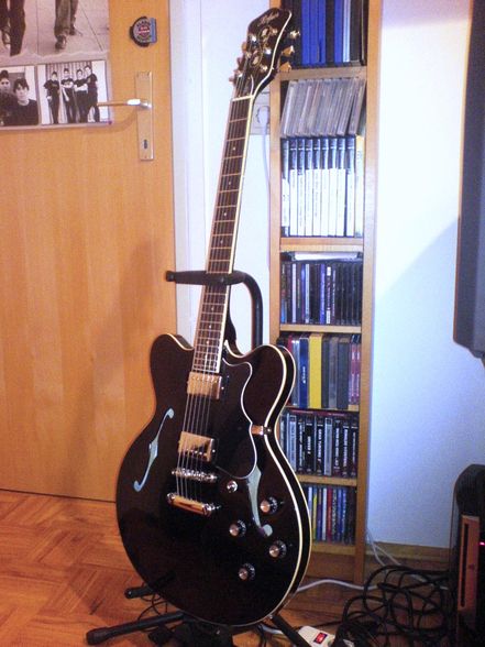 My new awsome Guitar...looks awsome!!! - 