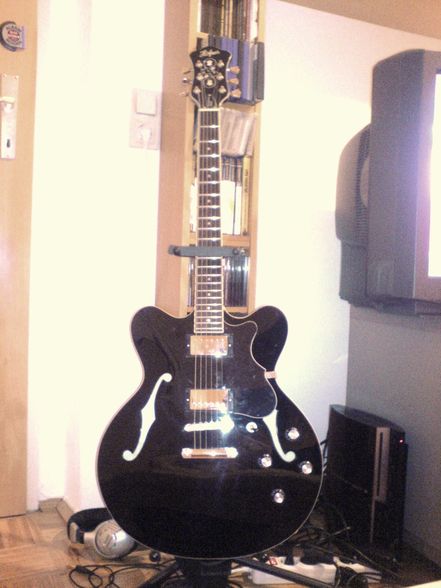 My new awsome Guitar...looks awsome!!! - 