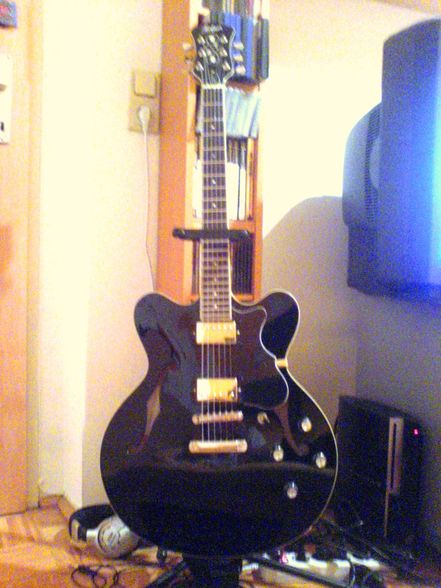 My new awsome Guitar...looks awsome!!! - 