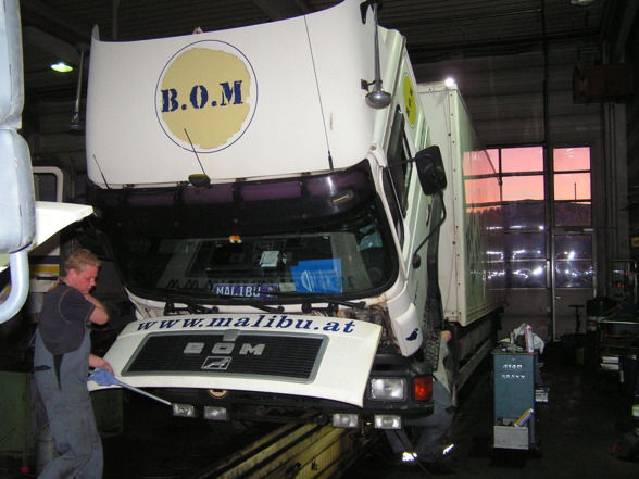 Da Berni und I beim B.O.M- LKW herrichtn - 