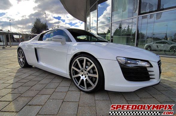 Audi R 8 - 