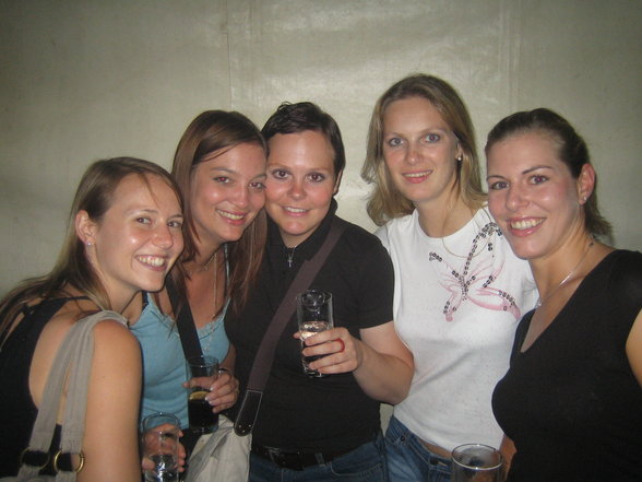 girls on tour - 