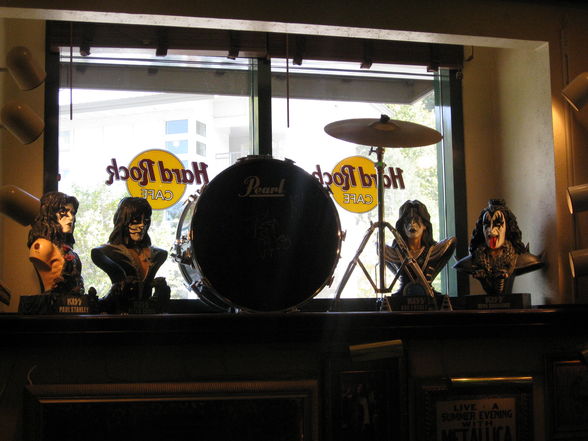 Hard Rock Cafe - Rock rules :) - 