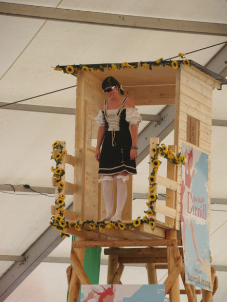 Dirndl Heuspringen auf der Rieder Messe - 