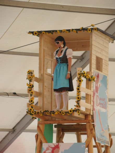 Dirndl Heuspringen auf der Rieder Messe - 