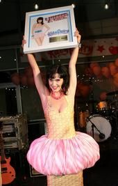 KATY PERRYandSHEEPWORLD - 