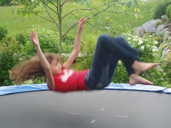 am Trampolin mit Eva und Elias - 