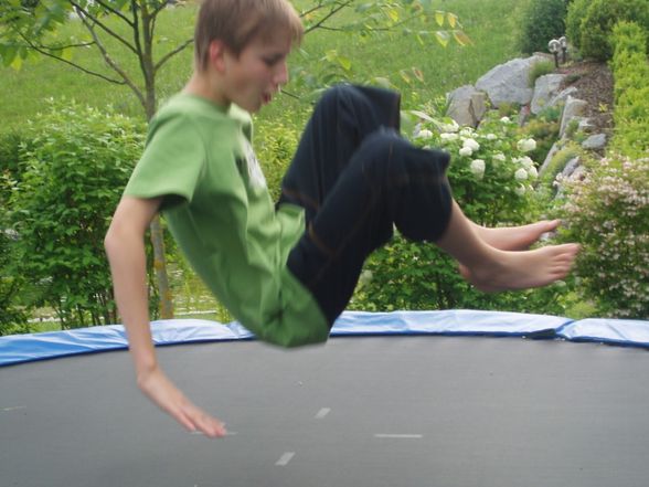 am Trampolin mit Eva und Elias - 