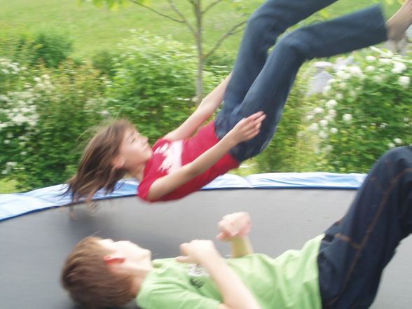 am Trampolin mit Eva und Elias - 