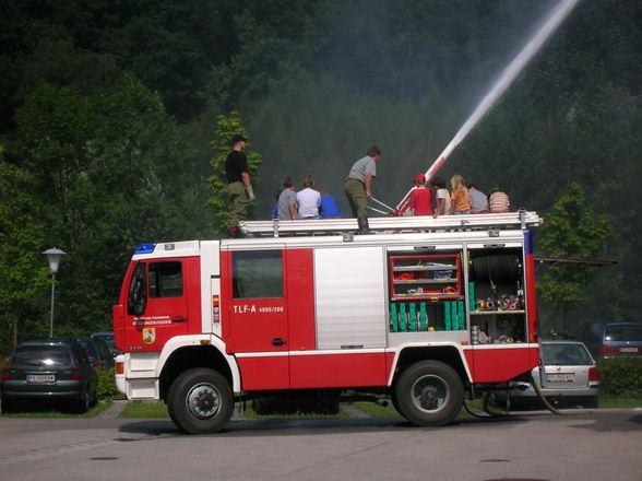 EINER FÜR ALLE, ALLE FÜR EINEN - 