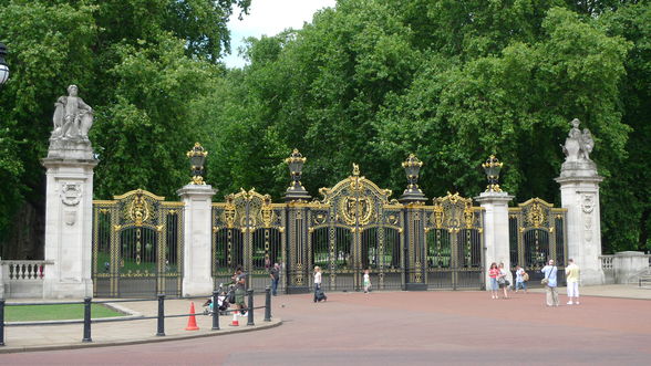 Buckingham Palace - 