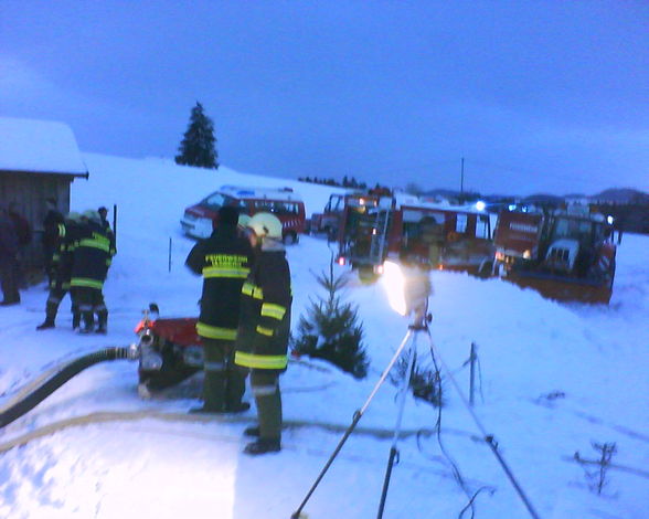 FF- Großeinsatz / Traktor war zu schwer! - 