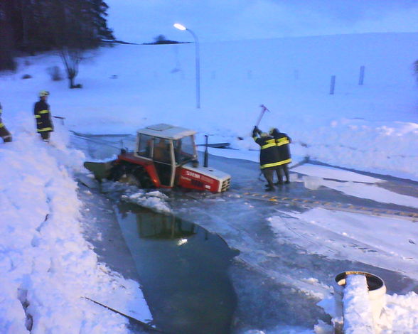 FF- Großeinsatz / Traktor war zu schwer! - 