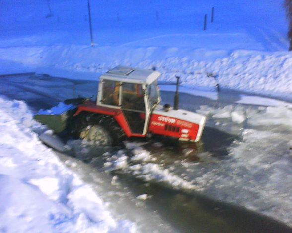 FF- Großeinsatz / Traktor war zu schwer! - 