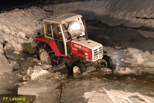 FF- Großeinsatz / Traktor war zu schwer! - 