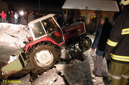 FF- Großeinsatz / Traktor war zu schwer! - 