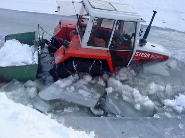 FF- Großeinsatz / Traktor war zu schwer! - 