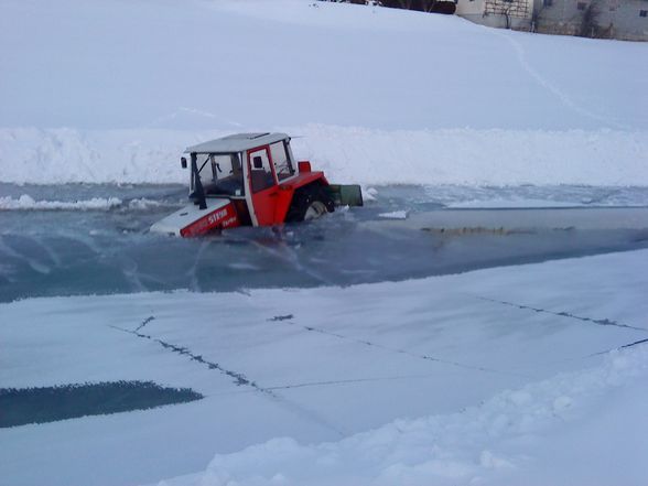 FF- Großeinsatz / Traktor war zu schwer! - 