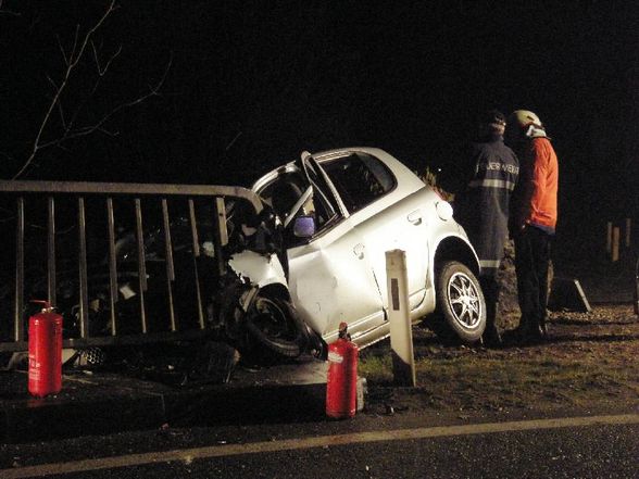 PKW rammte ein Brückengeländer - 