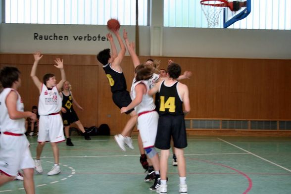 >Basketball - 