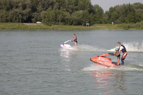 Mit Freunden beim jeten an der Donau - 