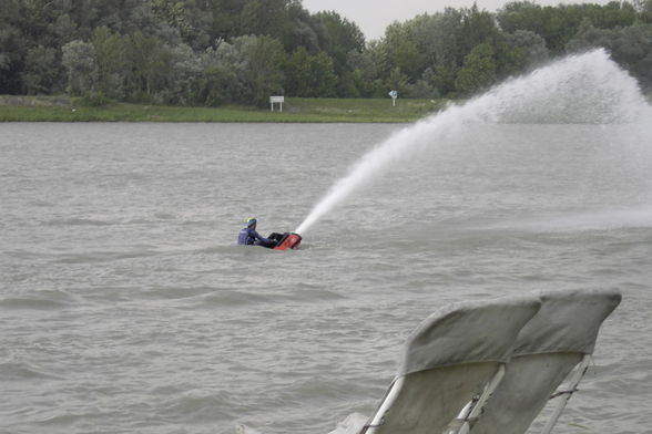 Mit Freunden beim jeten an der Donau - 