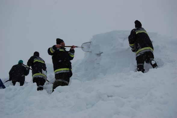 Dächer abschaufeln in Ybbsitz - 