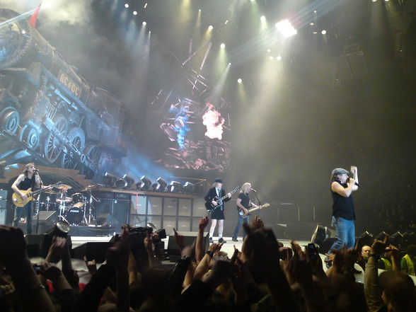 AC/DC in PRAG - 