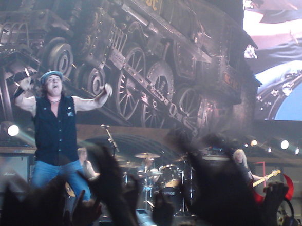 AC/DC in PRAG - 