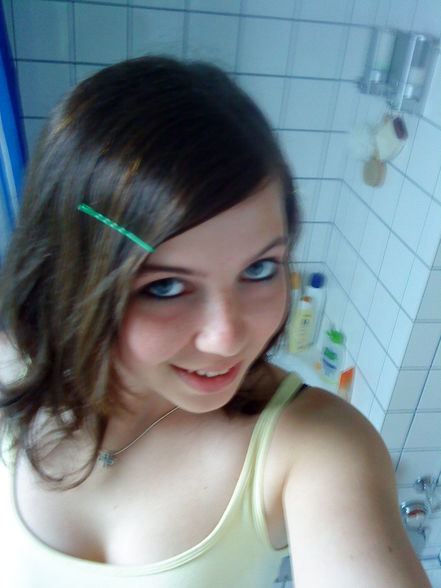 melie mit Locken. - 