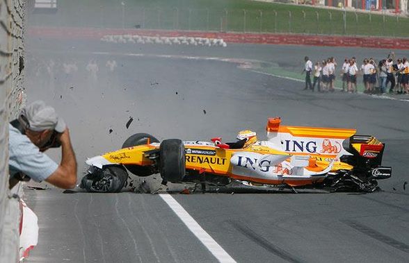 F1 CRASHES - 