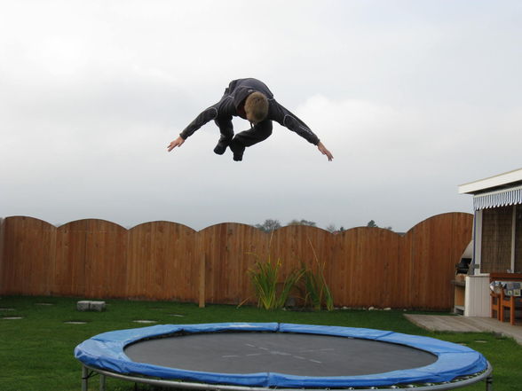 saltos am trampolin - 