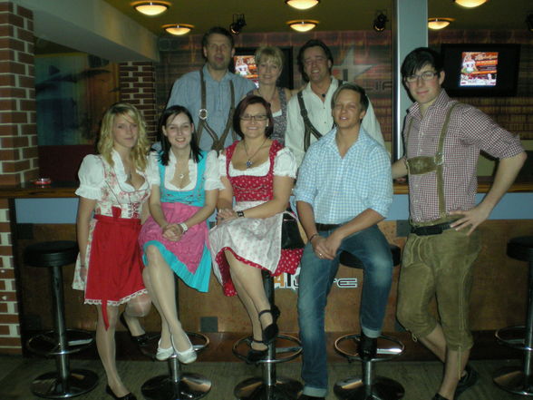 dirndl vs lederhosn 06.03.2010 - 