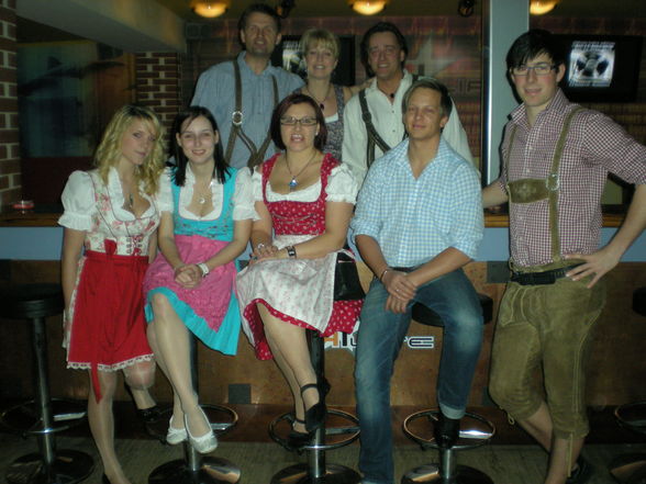 dirndl vs lederhosn 06.03.2010 - 