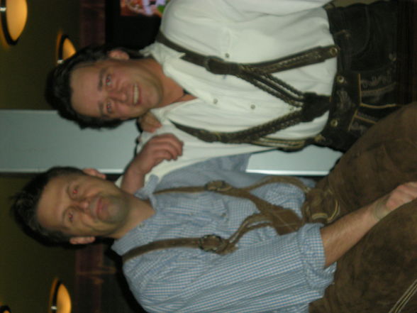 dirndl vs lederhosn 06.03.2010 - 