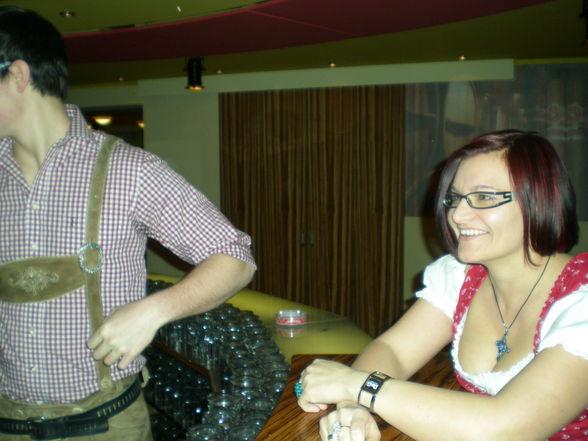 dirndl vs lederhosn 06.03.2010 - 