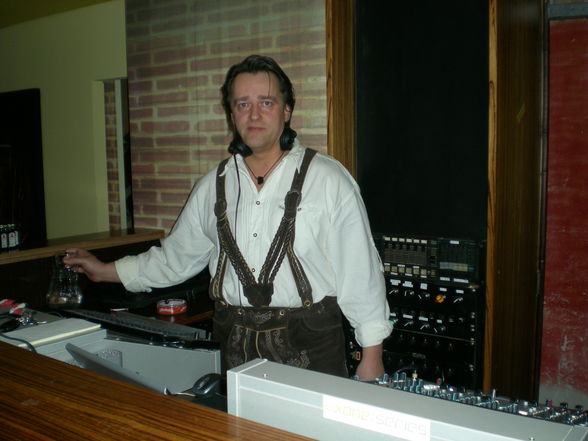 dirndl vs lederhosn 06.03.2010 - 