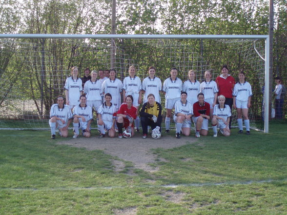 Wir spielen Fußball, wir schießen Tore.. - 