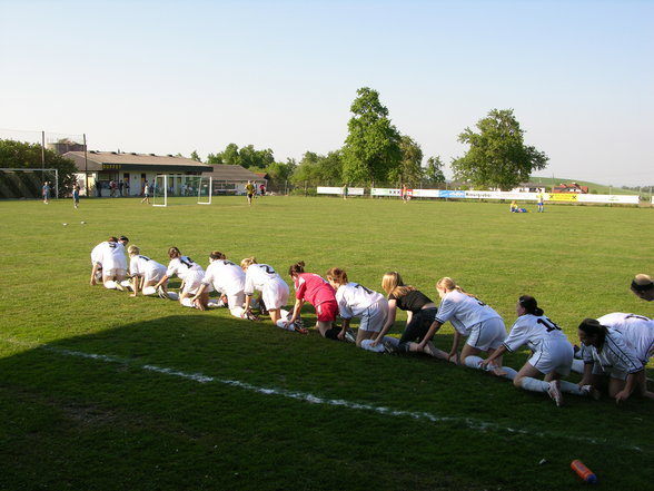 Wir spielen Fußball, wir schießen Tore.. - 