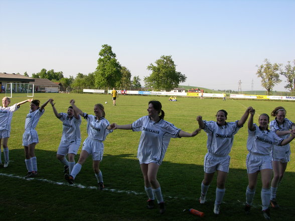 Wir spielen Fußball, wir schießen Tore.. - 